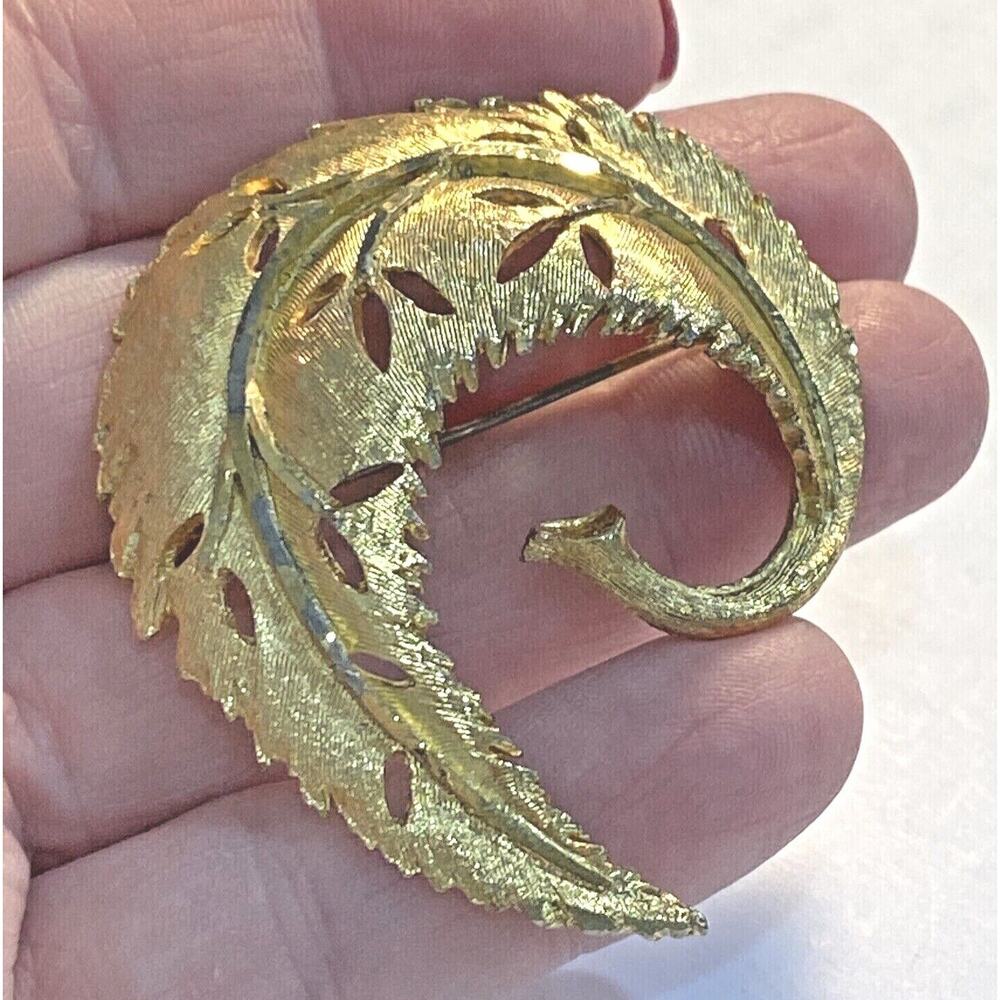 Vintage BSK brooch textured dimensional gold tone swoosh style leaf motif pin